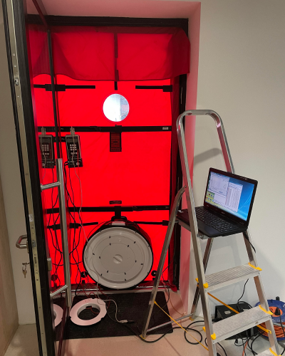 Ukázka zapojení techniky k měření ve dveřích